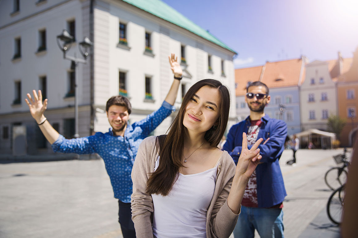 Studenci okazujący zadowolenie i radość